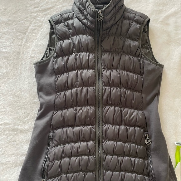 MK PACKABLE DOWN FILLED VEST - Picture 1 of 6